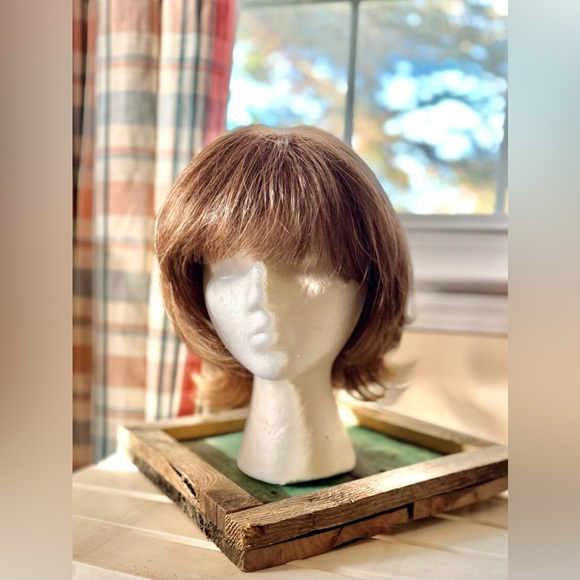 Raquel Welch Bob Wig (model unknown) in Med Brown w/Hint of Red